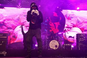 Carla`s Dreams a făcut show în Oraşul faptelor bune: Un orădean s-a deghizat la fel ca artiştii (FOTO / VIDEO)