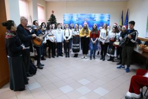 Sute de colindători au trecut pragul Primăriei Reghin