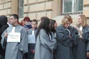 Grefierii ies în stradă. Protestează împotriva tăierii pensiilor speciale