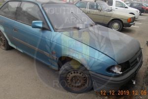 Peste 100 de AUTOVEHICULE descoperite de poliţiştii arădeni în această situaţie. Ele vor fi RIDICATE