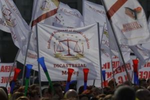 Justiţia, paralizată: Mii de grefieri protestează împotriva tăierii pensiilor speciale