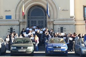 PROTESTE in Prahova, impotriva ministrului Justitiei. Grefierii au iesit in strada si ameninta cu blocarea totala daca le sunt luate drepturile salariale