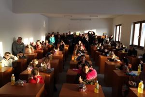 Ajută-i să ajute! Asociaţia Piticot caută sponsori pentru dotarea unui centru after-school din satul bihorean Păgaia