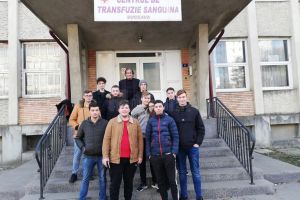 Elevi de la Colegiul Tehnic „Mihai Băcescu” Fălticeni şi profesorul lor de informatică ...