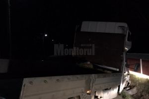 Prins de poliţişti beat şi fără permis după ce a ajuns cu autoutilitara în decor