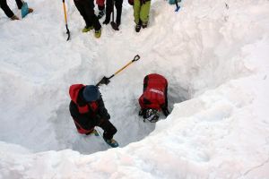 A reînviat din avalanşa care l-a ţinut captiv şapte ore, pentru a se dedica misiunilor de ...