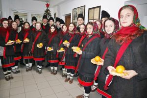 Grupul „Ai lui Ștefan, noi oşteni” din Vicovu de Sus a adus vestea naşterii Domnului