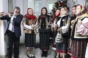 Grupul ”Flori de Mălin” a colindat Monitorul de Suceava