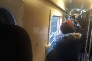Călători înghesuiţi în picioare în singurul vagon găsit de CFR pentru trenul de Putna