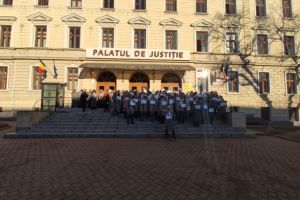 Grefierii de la instanţele sucevene au întrerupt activitatea