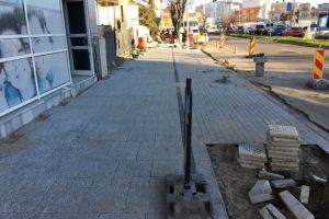 Constanta: Continua reabilitarea trotuarelor pe bulevardul Mamaia
