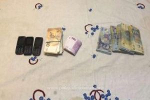 Perchezitii finalizate cu confiscarea a mii de pachete cu tigari, arma cu aer comprimat, statii de emisie-receptie si diferite sume in lei si valuta
