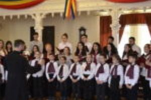 Colindele răsună în sala festivă a Primăriei Caransebeş