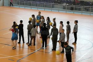 „Și moşul joacă baschet”, vineri, pentru copiii defavorizaţi din două şcoli sucevene