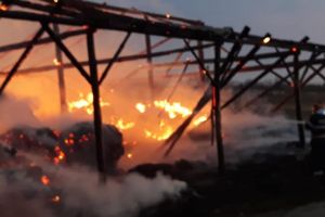 FOTO. Incendiu violent în judeţ, provocat de o ţigară. Pompierii au intervenit în forţă