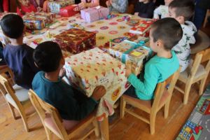 FOTO Sute de copii din Brădeni, mai fericiţi de sărbători – Au primit cadouri de Crăciun