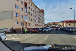 FOTO Bătrânel lovit de o maşină la Sibiu – Traversa neregulamentar pe Iorga