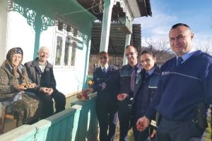 FOTO: Poliţiştii vrânceni colindători prin satele uitate de timp