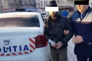 Lăsaţi fără bijuterii în timp ce sorbeau din cafea!