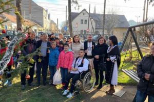 FOTO Carmen Iohannis în vizită la copiii de la Prichindelul – Le-a dus cadouri şi au cântat colinde