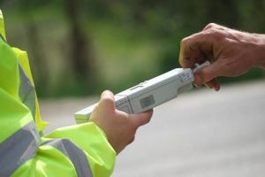 Depistat de poliţişti la volan cu 1,44mg/l alcool pur în aerul expirat şi fără permis
