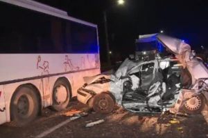 Un tânăr poliţist a murit după ce s-a izbit cu maşina de un autobuz
