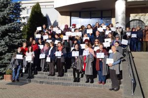 FOTO! Protest al grefierilor la Botoşani. Zeci de protestatari, în faţa Tribunalului