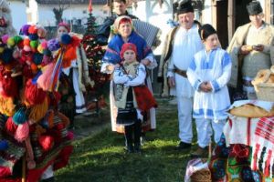 FOTO: Muzeul Etnografic ”Anton Badea”, animat de sute de colindători din Mureş, Suceava, Maramureş şi Bistriţa