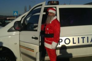 Din dubă a coborât Moş Crăciun cu cadouri