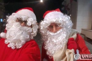 FOTO, VIDEO| Doi Moşi Crăciun au adus magia şi farmecul sărbătorilor de iarnă pe străzile şi localurile din Alba Iulia