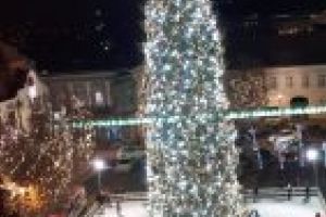 Imaginile zilei: Bradul si patinoarul din Centrul Vechi