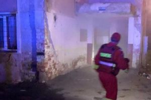 FOTO: Bloc din Reghin evacuat de pompieri!