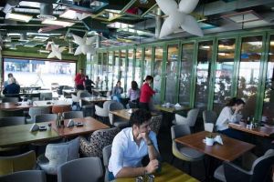 Atenţie unde mâncaţi în oraş de sărbători! La Mamma Mia s-au găsit fire de păr în mâncare