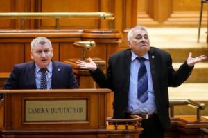 CIRC în Parlament: În rolurile principale – Nicolae Bacalbaşa şi Florin Roman: „Mirosea violent a alcool”/”Bufonul a rămas acelaşi”