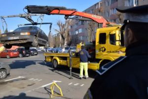 Sute de rable ridicate de pe străzile din Braşov. Alte maşini abandonate pe domeniul public, în vizorul Poliţiei Locale