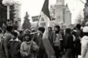 19 decembrie 1989, Timişoara.Într-un oraş sub asalt, oameniii cer demisia lui Ceauşescu şi vot liber