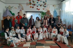 Profesori şi studenţi s-au transformat în Moş Crăciun pentru preşcolarii grădiniţei din Priseaca