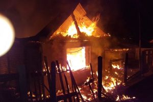FOTO Incendiu la Copşa Mică. O anexă gospodărească a ars în totalitate