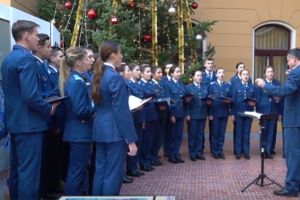 Corul Academiei Forţelor Aeriene „Henri Coandă“ a colindat Primăria Braşov (Video)