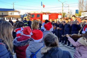 Pompierii târgovişteni colindaţi de elevii Liceului de Arte „Bălaşa Doamna”