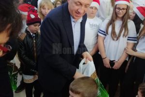 Moş Crăciun a venit în avans pentru copiii din Moara