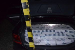 Autoturism burduşit cu ţigări de contrabandă, capturat la frontiera verde