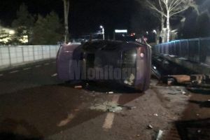 La 19 ani, a intrat cu maşina într-un cap de pod şi s-a răsturnat din cauza alcoolului