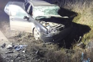 Patru răniţi, din care o mamă cu leziuni grave, după ce o maşină a intrat pe contrasens, ...