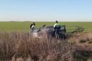 Un tânăr, pasager într-o maşină, a murit, după ce a fost împuşcat în cap de poliţişti, în timpul unei urmăriri ca-n filme (VIDEO)