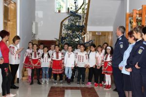 Peste 200 de copii i-au colindat pe jandarmii dâmboviţeni