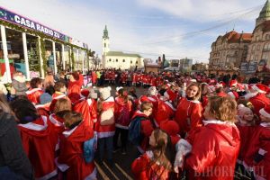 Aproape 400 de moşuleţi au înveselit centrul Oradiei: elevii Liceului Greco-Catolic i-au colindat pe cei de la Radio Zu şi pe episcopul Virgil Bercea (FOTO / VIDEO)
