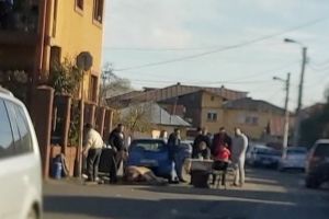 Șatra numitã Ploiesti! Porc tăiat în mijlocul străzii, intr-un cartier de case