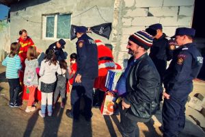 Sania mosului, autospeciala de stingere a pompierilor: Mos Craciun a venit incarcat cu cadouri la o familie din judetul Constanta (galerie foto) 