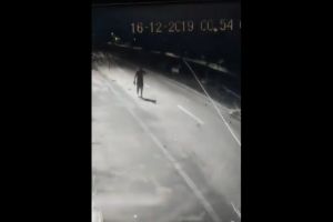 VIDEO Maşină răsturnată la Craiova – Șoferul a căzut din mers din ea, apoi şi-a căutat pantofii